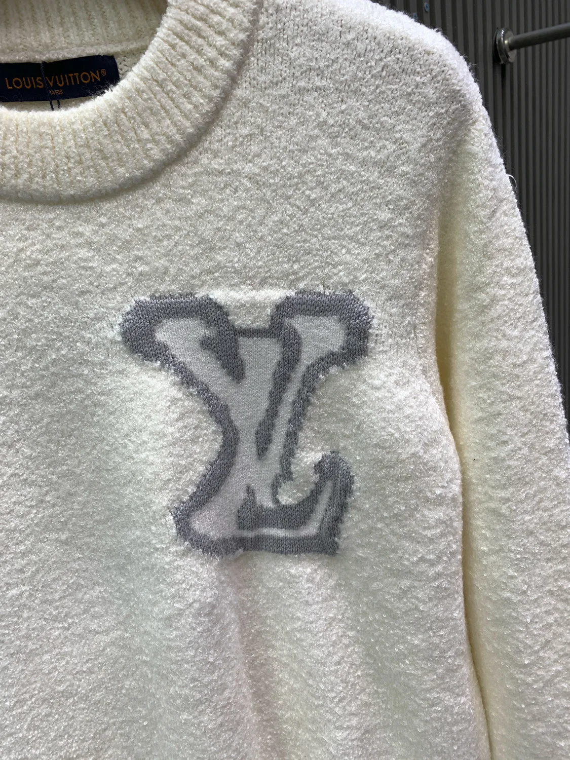 🅿️400 🀄️ Louis Vuitton 1v 24FW mirrored logo intarsia sweater. Original purchase: 10,900. Custom-woven and dyed sheep wool 55%, yak hair 21%, nylon 20%, spandex 4% wool loop yarn. The yarn has high ductility and good elasticity. It is different from the non-elastic version on the market. The special washing process is very soft and skin-friendly. Positive 3-needle knitting process. The thickness of each stitch of the inlay on the clothing logo is consistent with ZP. The back logo is a mirror intarsia. A high-elastic elastic band is added in the middle of the thread at the neckline. The upper body is soft, breathable, and skin-friendly. It is not easy to deform when washed. The upper body is skin-friendly and versatile. Wear it in front of others. A powerful autumn and winter item.